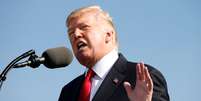 Presidente dos Estados Unidos, Donald Trump, durante cerimônia em Arlington, Virgínia   Foto: Kevin Lamarque / Reuters