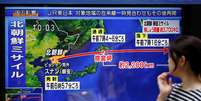 Mulher observa reportagem sobre lançamento de míssil da Coreia do Norte em Tóquio, no Japão REUTERS/Issei Kato  Foto: Reuters