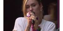 Em programa britânico "Live Lounge" da BBC Radio 1, Miley Cyrus cantou sucessos como "Party In The USA" e o mais recente "Younger Now"  Foto: Reprodução / PureBreak