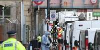 Policial e perito anti-bomba trabalhando em uma rua de Londres  Foto: BBC News Brasil