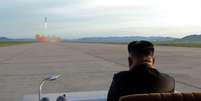 Líder norte-coreano, Kim Jong Un, observa lançamento do míssil Hwasong-12 em foto sem data divulgada pela  KCNA 
16/9/2017  KCNA via REUTERS   Foto: Reuters