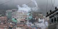 Traficantes soltam fogos de artifício em resposta a operação da Polícia Militar e Civil na comunidade da Rocinha, na Zona Sul do Rio de Janeiro (RJ), na manhã desta segunda-feira (18)  Foto: Futura Press