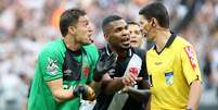 O auxiliar de arbitragem Eduardo Valadão é cercado pelos jogadores do Vasco após o gol feito por Jô com o braço.  Foto: Luis Moura/Wpp/Gazeta Press 