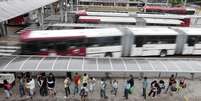 Passageiros fazem fila em terminal de &ocirc;nibus, em S&atilde;o Paulo 04/12/2014 REUTERS/Paulo Whitaker   Foto: Reuters