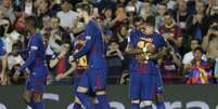 Paulinho e Messi se acertam em campo e comandam goleada (Foto: PAU BARRENA / AFP)  Foto: Lance!