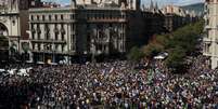 Manifestantes se reúnem em frente ao prédio do Ministério de Economia da Catalunha  Foto: Reuters