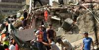 Equipes de resgate e moradores da Cidade do México pedem silêncio para encontrar possíveis vítimas soterradas nos escombros   Foto: BBC News Brasil