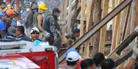 Saída de emergência desabou quando crianças eram retiradas do prédio   Foto: BBC News Brasil