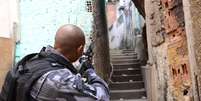 Policias do batalhão de choque realizam operação no Morro dos Macacos no Rio de Janeiro, nesta terça feira, 19.  Foto: Rommel Pinto/Futura Press