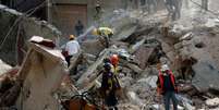 Equipes de resgate trabalham nas buscas por sobreviventes em prédio que desabou na cidade do México após terremoto  Foto: Reuters