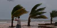 Homem fotografa ondas antes da chegada do furacão Maria em Punta Cana, na República Dominicana  20/09/2017 REUTERS/Ricardo Rojas  Foto: Reuters