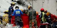 Socorristas retiram corpo de pr&eacute;dio destru&iacute;do por terremoto na Cidade do M&eacute;xico
 21/9/2017    REUTERS/Carlos Jasso  Foto: Reuters