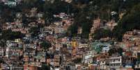 Por causa da intensa troca de tiros, a Polícia Militar fechou a Auto-estrada Lagoa-Barra desde o Shopping Fashion Mall, em frente à Rocinha, até a Gávea  Foto: Agência Brasil