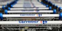 Logo da varejista de alimentos francesa Carrefour, visto em supermercado, em São Paulo 18/07/2017 REUTERS/Paulo Whitaker  Foto: Reuters