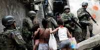 Militares e moradores na Rocinha  Foto: BBC News Brasil