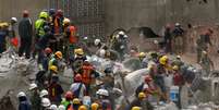 Voluntários israelenses trabalham com mexicanos nas buscas por sobreviventes após o terremoto no México  Foto: Reuters