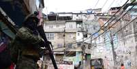 Forças Armadas cercaram a favela da Rocinha, no Rio de Janeiro  Foto: Rommel Pinto/Futura Press
