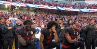Protesto de jogadores do San Francisco 49ers durante hino nacional  Foto: Reuters