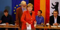 Angela Merkel deposita seu voto  Foto: Reuters
