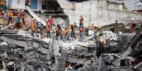 Equipes de resgate trabalham nas buscas por sobreviventes em prédio que desabou na Cidade do México após terremoto  Foto: Reuters