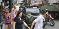 Forças Armadas garantem a segurança na favela da Rocinha. Algumas escolas da zona sul do Rio suspenderam aulas por falta de segurança  Foto: Agência Brasil