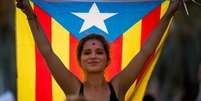 Manifestante com bandeira da Catalunha  Foto: BBCBrasil.com