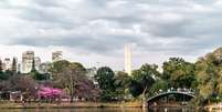 <p><strong>Parque do Ibirapuera</strong></p><p>Um dos pontos turísticos mais visitados de São Paulo é o <strong>Parque do Ibirapuera</strong>. São muitos e muitos metros de áreas verdes, jardins, espaços para se exercitar e admirar a bela paisagem. Para quem gosta de um passeio gratuito e de fácil acesso, o local é uma ótima opção. </p>  Foto: Shutterstock / Guia da Semana