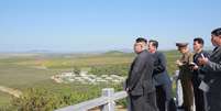 Kim Jong-Un observa campo na Coreia do Norte  Foto: Reuters