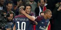 Neymar comemora seu gol com Cavani  Foto: Reuters