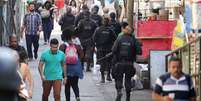 Militares das Forças Armadas seguem no patrulhamento na comunidade da Rocinha, zona sul do Rio de Janeiro (RJ), na manhã desta quarta-feira (27).  Foto: José Lucena/Futura Press