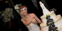 Laura Mesi cortando seu bolo de casamento  Foto: BBC News Brasil