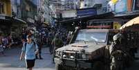 As tropas estavam na Rocinha desde o último dia 17 em função de um conflito entre traficantes rivais pelo controle de pontos de venda de drogas na região, colocando em risco a vida dos moradores  Foto: Agência Brasil