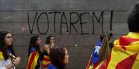 Estudantes vestem bandeira da Catalunha em protesto favorável a referendo de independência da região da Espanha
28/09/2017 REUTERS/Jon Nazca  Foto: Reuters