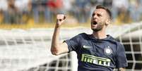 Brozovic marcou os dois gols neste domingo (Foto: AFP/CARLO HERMANN)  Foto: Lance!