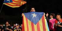 Homem segura bandeira separatista da Catalunha, em Barcelona, Espanha   Foto: Reuters