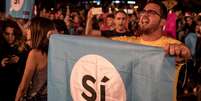 Manifestante catalão segura bandeira do "sim"  Foto: BBC News Brasil