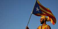 Manifestante com bandeira da catalunha  Foto: BBC News Brasil