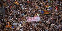 Manifestantes gritam durante protesto do lado de fora da principal delegacia da Polícia Nacional, em Barcelona, Espanha 03/10/2017 REUTERS/Susana Vera  Foto: Reuters