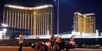 Polícia armada é vista do lado de fora do hotel Mandalay Bay  Foto: BBC News Brasil