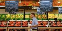 Homem faz compras em mercado em Kiev, na Ucrânia 17/08/2016 REUTERS/Valentyn Ogirenko  Foto: Reuters