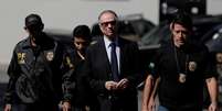 Presidente do Comitê Olímpico do Brasil (COB), Carlos Arthur Nuzman, é escoltado por policiais federais no Rio de Janeiro
05/10/2017 REUTERS/Bruno Kelly  Foto: Reuters