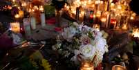 Flores e velas s&atilde;o colocados em memorial pelas v&iacute;timas de tiroteio em Las Vegas
 4/10/2017   REUTERS/Las Vegas Sun/Steve Marcus  Foto: Reuters