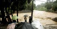 Pessoas observam cheia do rio Tiribi ap&oacute;s fortes chuvas em San Jos&eacute;, na Costa Rica
 5/10/2017    REUTERS/Juan Carlos Ulate  Foto: Reuters