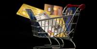 Carrinho de compras com cartões de crédito  Foto: BBC News Brasil