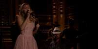 Miley Cyrus canta ao lado do pai em tributo ao cantor Tom Petty!  Foto: Youtube / PureBreak