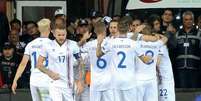 Jogadores comemoram um dos gols da Islândia sobre a Turquia (Foto: STR / AFP)  Foto: Lance!