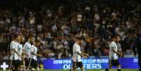 Jogadores da seleção argentina deixam o gramado de cabeça baixa após o empate em 0 a 0 contra o Peru em casa  Foto: Reuters