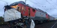 Ônibus ficou completamente destruído na colisão com o trem  Foto: Reuters