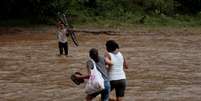 Pessoas passam por enchente na cidade de Nandaime, na Nicar&aacute;gua
  6/10/2017   REUTERS/Oswaldo Rivas  Foto: Reuters