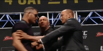 Georges Saint-Pierre empurra Michael Bisping durante encarada promocional do UFC 217  Foto: Reprodução/UFC / LANCE!